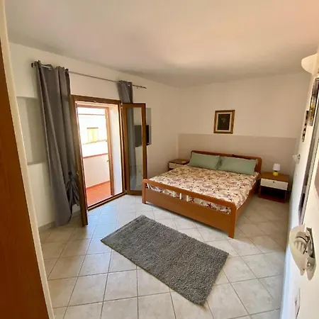 Casa Via Brancaleone Doria N 10 *